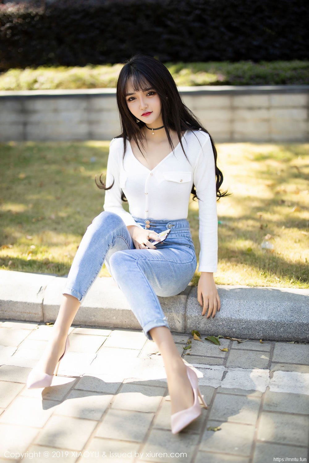 Miko酱吖《性感牛仔裤+衬衫丝袜》 [语画界XIAOYU] Vol.212