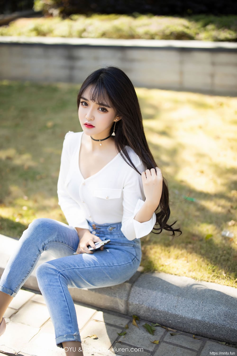 Miko酱吖《性感牛仔裤+衬衫丝袜》 [语画界XIAOYU] Vol.212