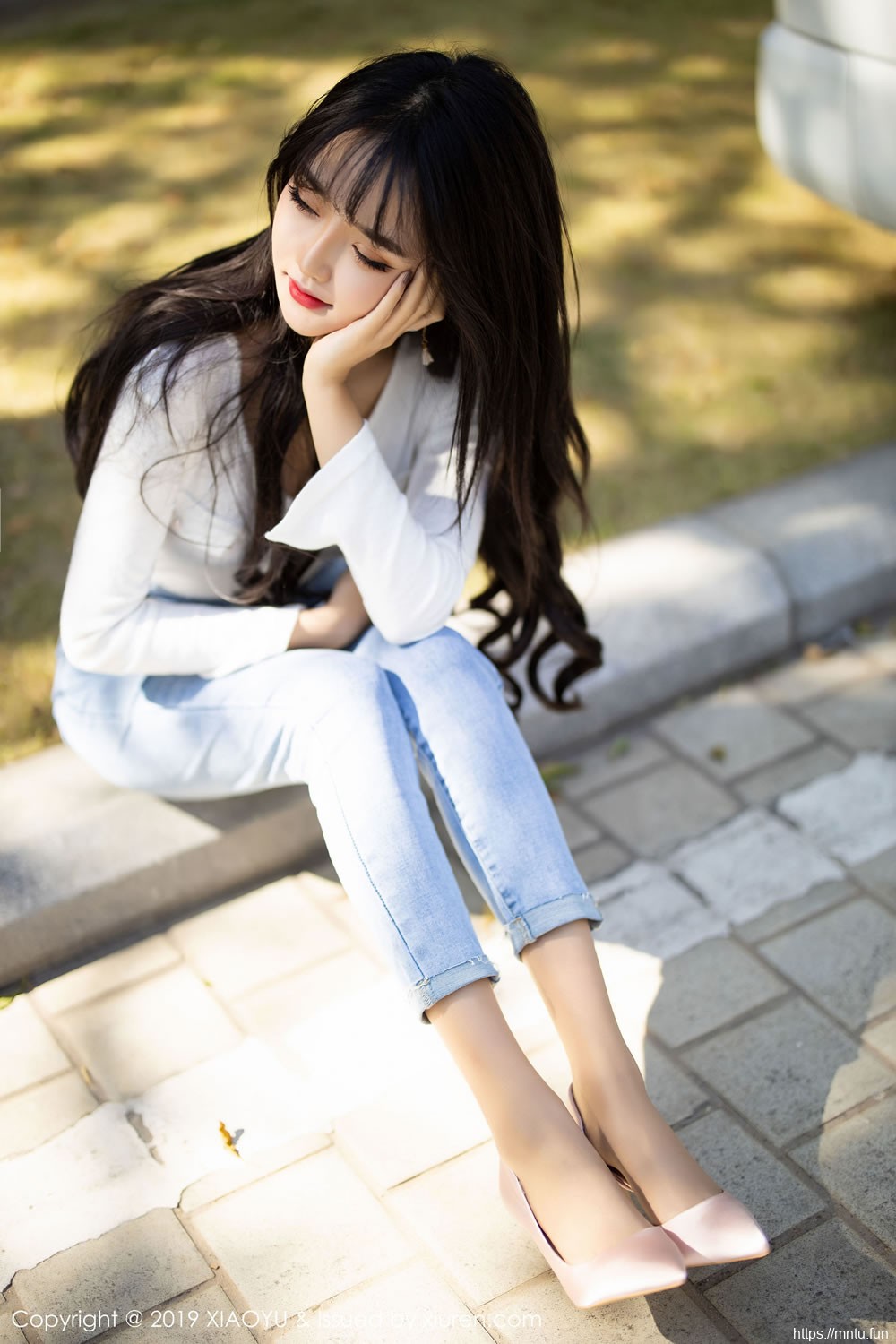 Miko酱吖《性感牛仔裤+衬衫丝袜》 [语画界XIAOYU] Vol.212