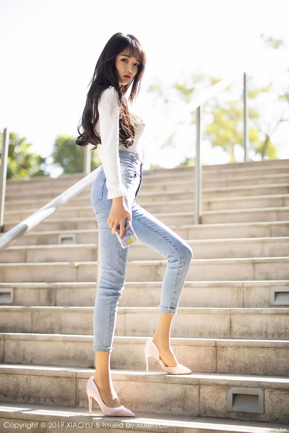 Miko酱吖《性感牛仔裤+衬衫丝袜》 [语画界XIAOYU] Vol.212