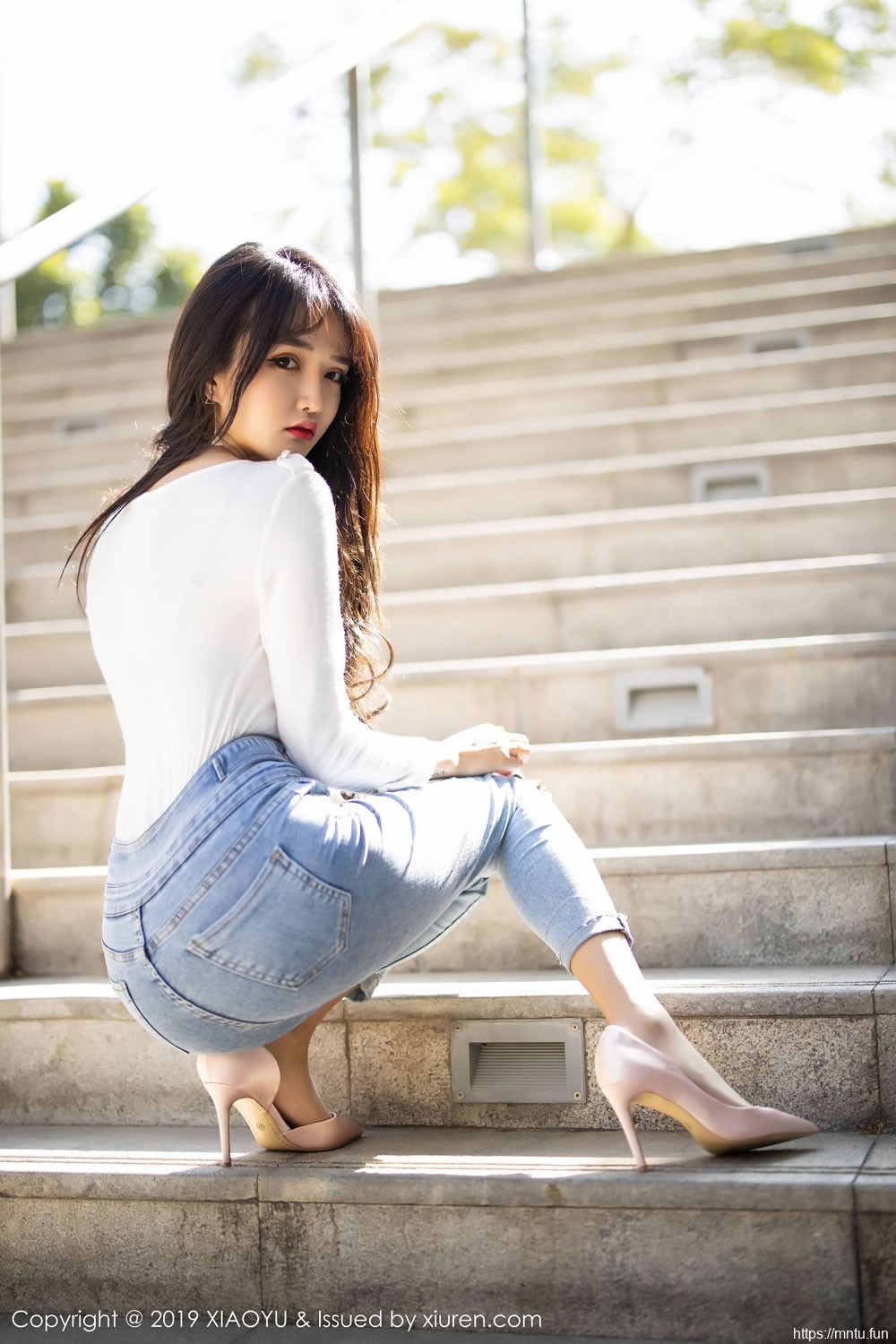 Miko酱吖《性感牛仔裤+衬衫丝袜》 [语画界XIAOYU] Vol.212