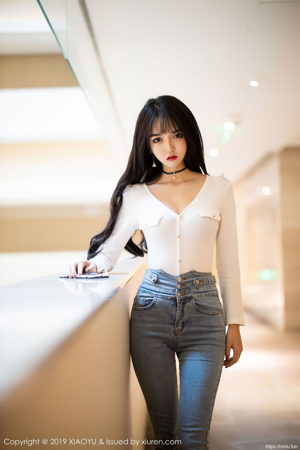 Miko酱吖《性感牛仔裤+衬衫丝袜》 [语画界XIAOYU] Vol.212