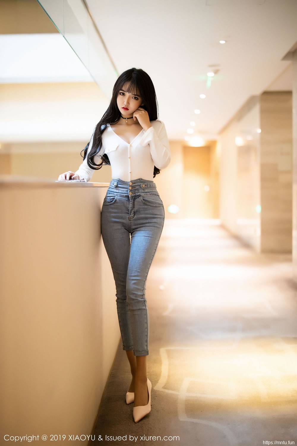 Miko酱吖《性感牛仔裤+衬衫丝袜》 [语画界XIAOYU] Vol.212