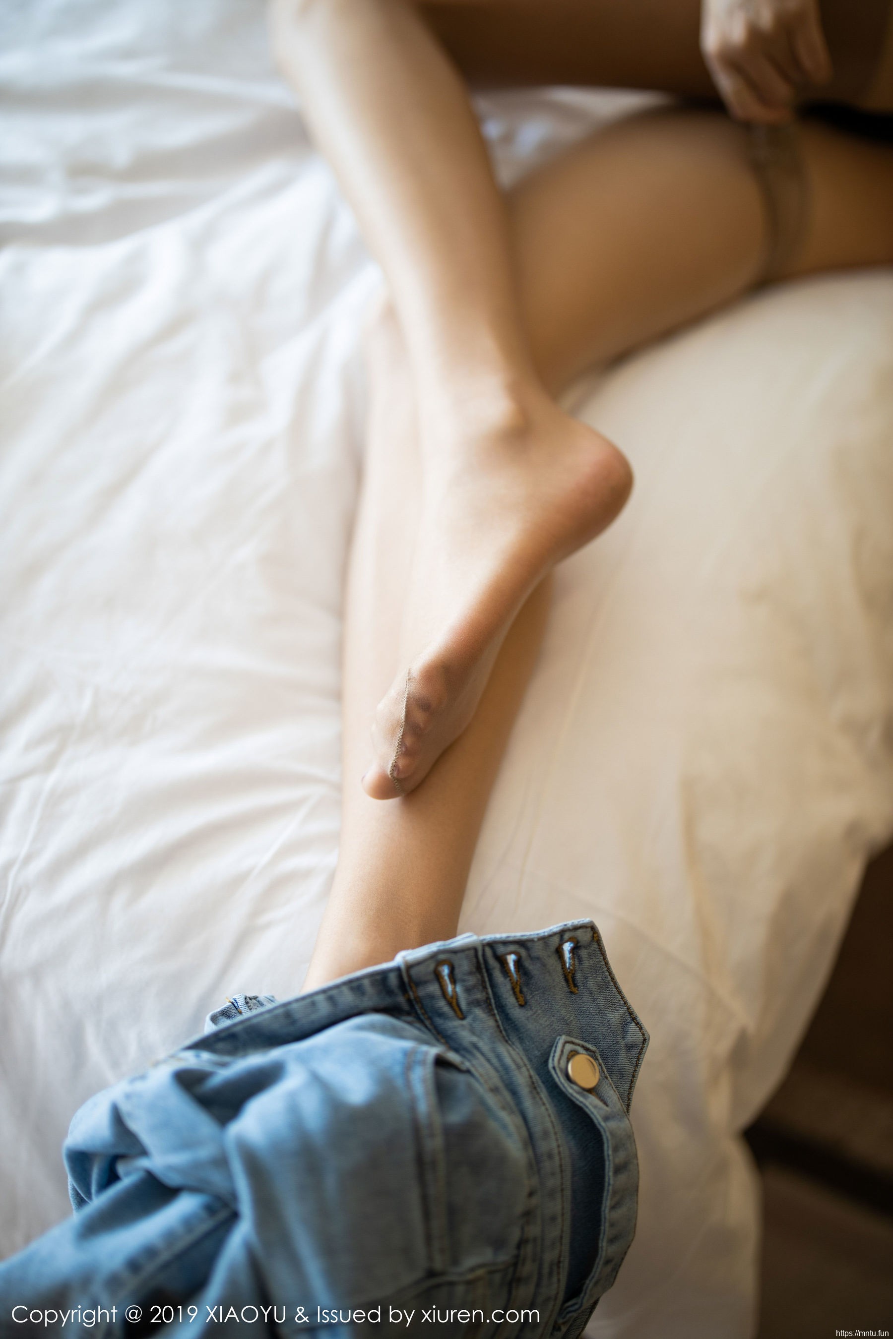 Miko酱吖《性感牛仔裤+衬衫丝袜》 [语画界XIAOYU] Vol.212