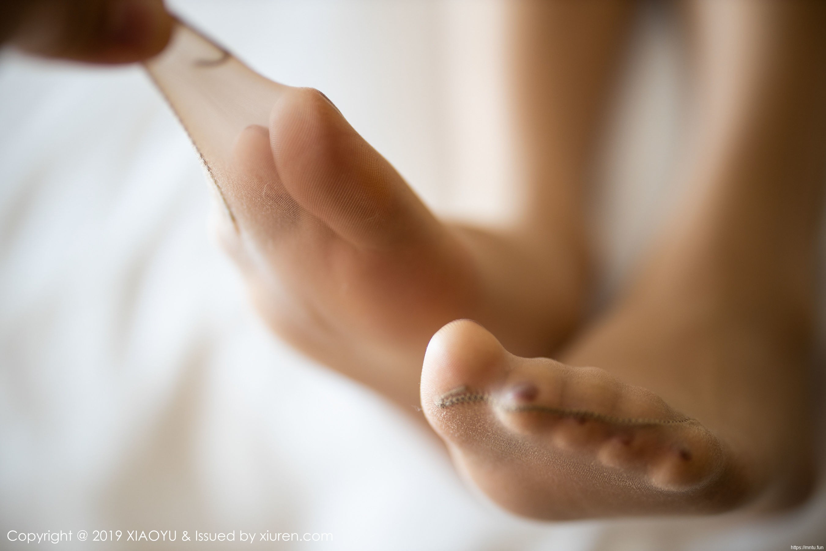 Miko酱吖《性感牛仔裤+衬衫丝袜》 [语画界XIAOYU] Vol.212