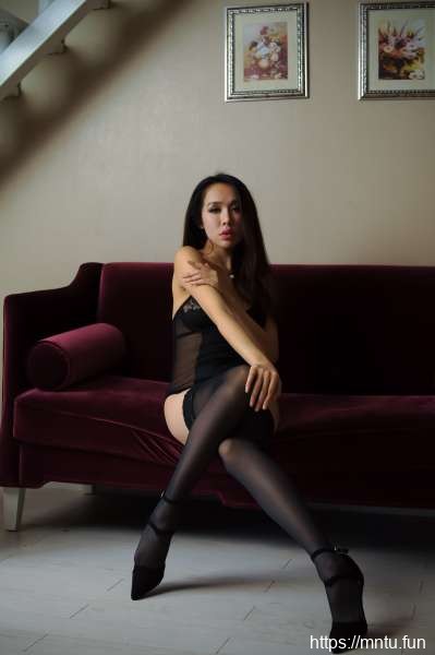 丁字裤走光美女滚圆臀瓣黑丝美腿大胆人体艺术写真