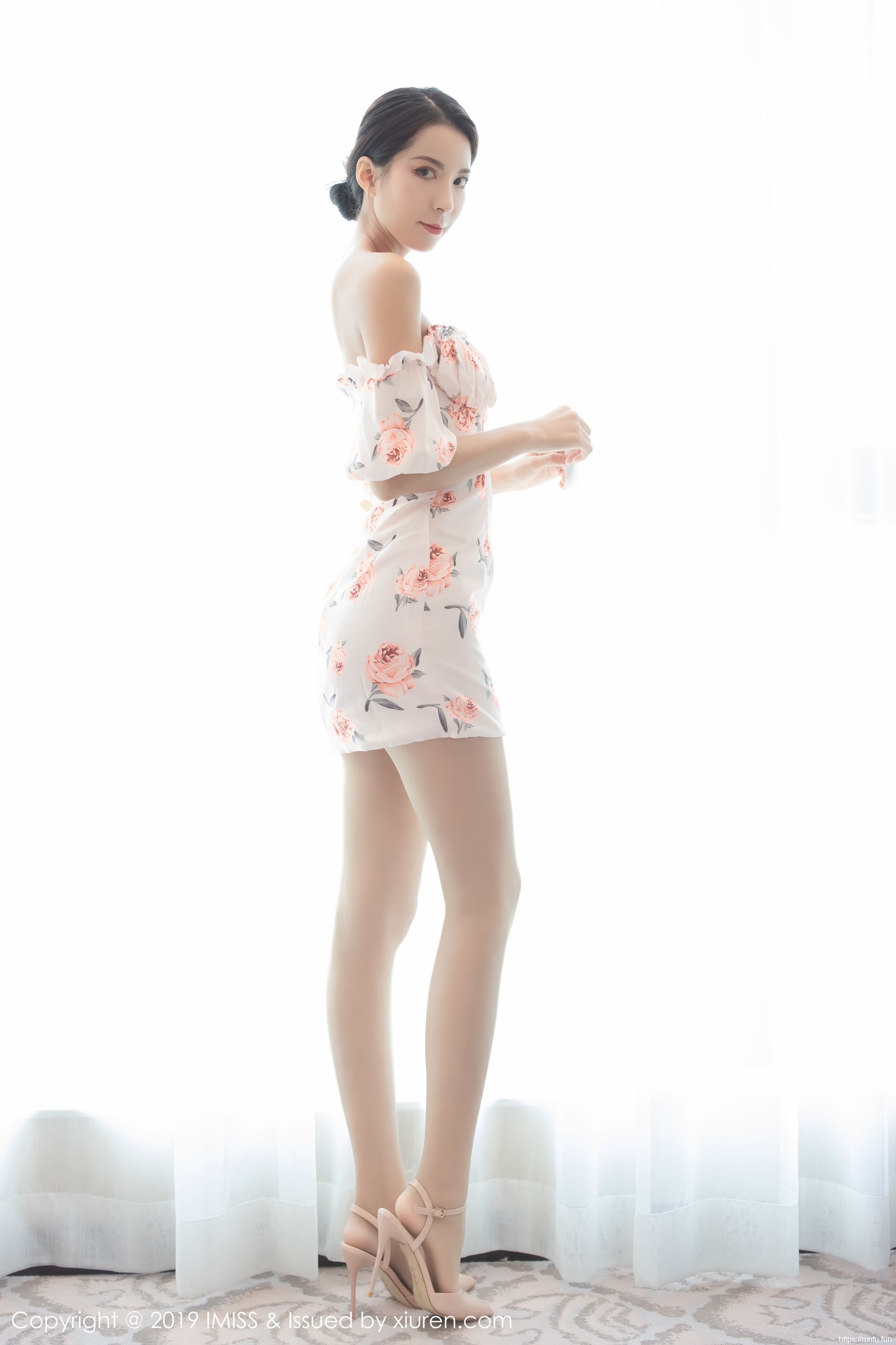 Carry《绚丽的服饰+朦胧丝袜》 [爱蜜社IMiss] Vol.416