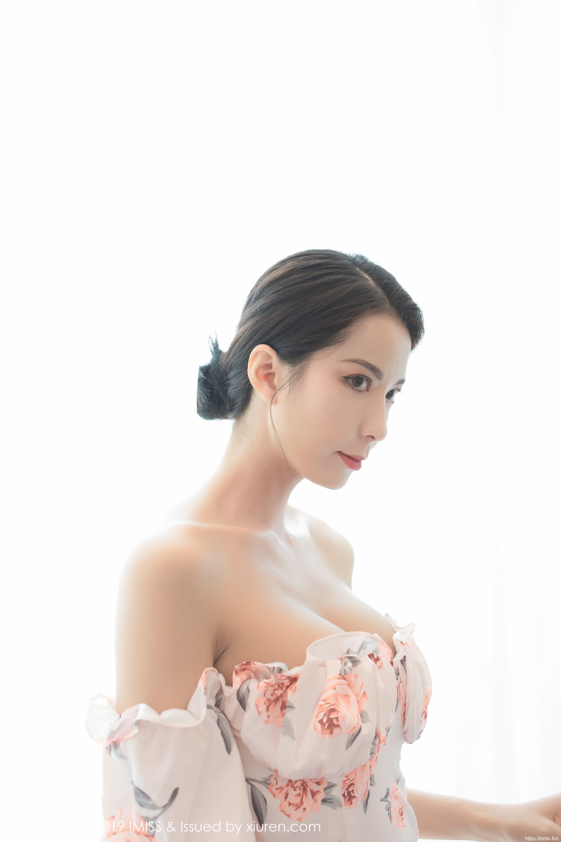 Carry《绚丽的服饰+朦胧丝袜》 [爱蜜社IMiss] Vol.416