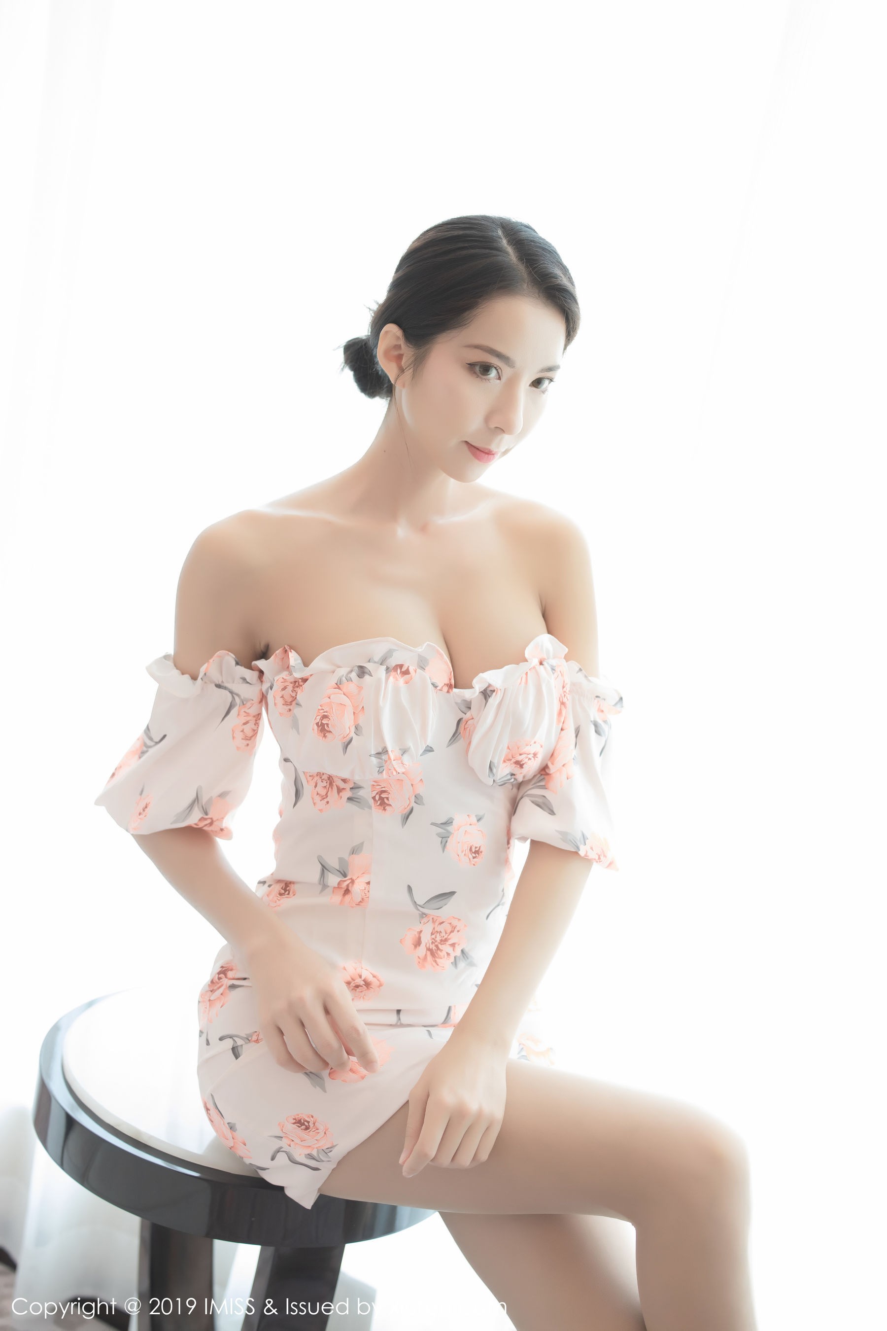 Carry《绚丽的服饰+朦胧丝袜》 [爱蜜社IMiss] Vol.416