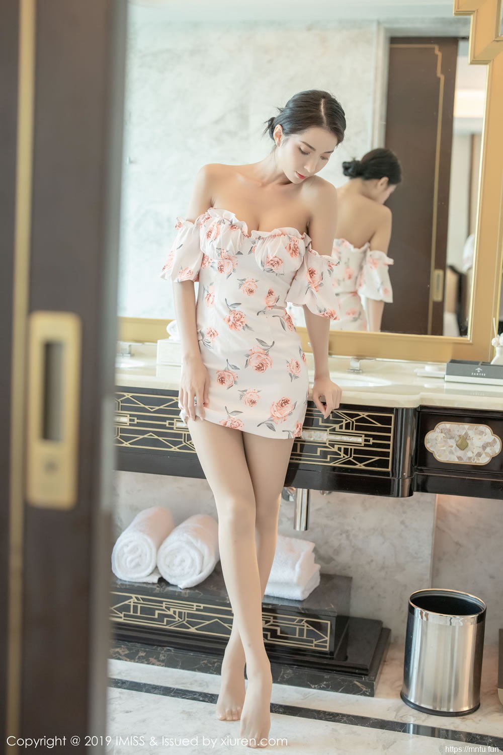 Carry《绚丽的服饰+朦胧丝袜》 [爱蜜社IMiss] Vol.416