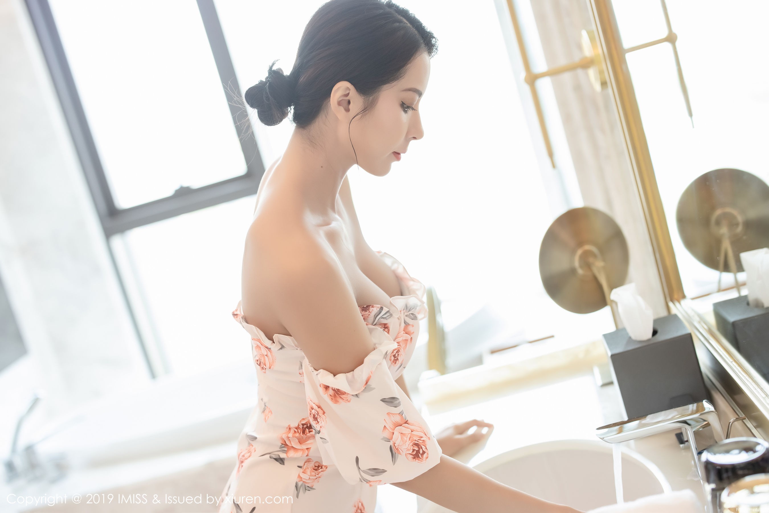 Carry《绚丽的服饰+朦胧丝袜》 [爱蜜社IMiss] Vol.416