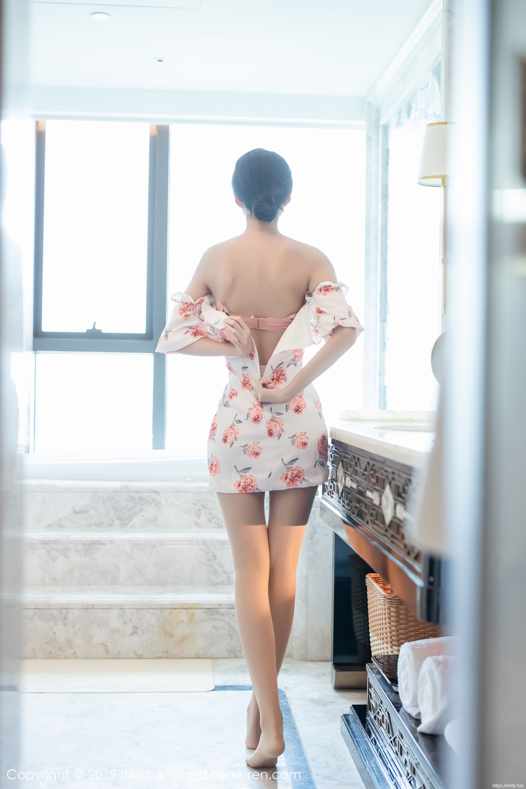 Carry《绚丽的服饰+朦胧丝袜》 [爱蜜社IMiss] Vol.416