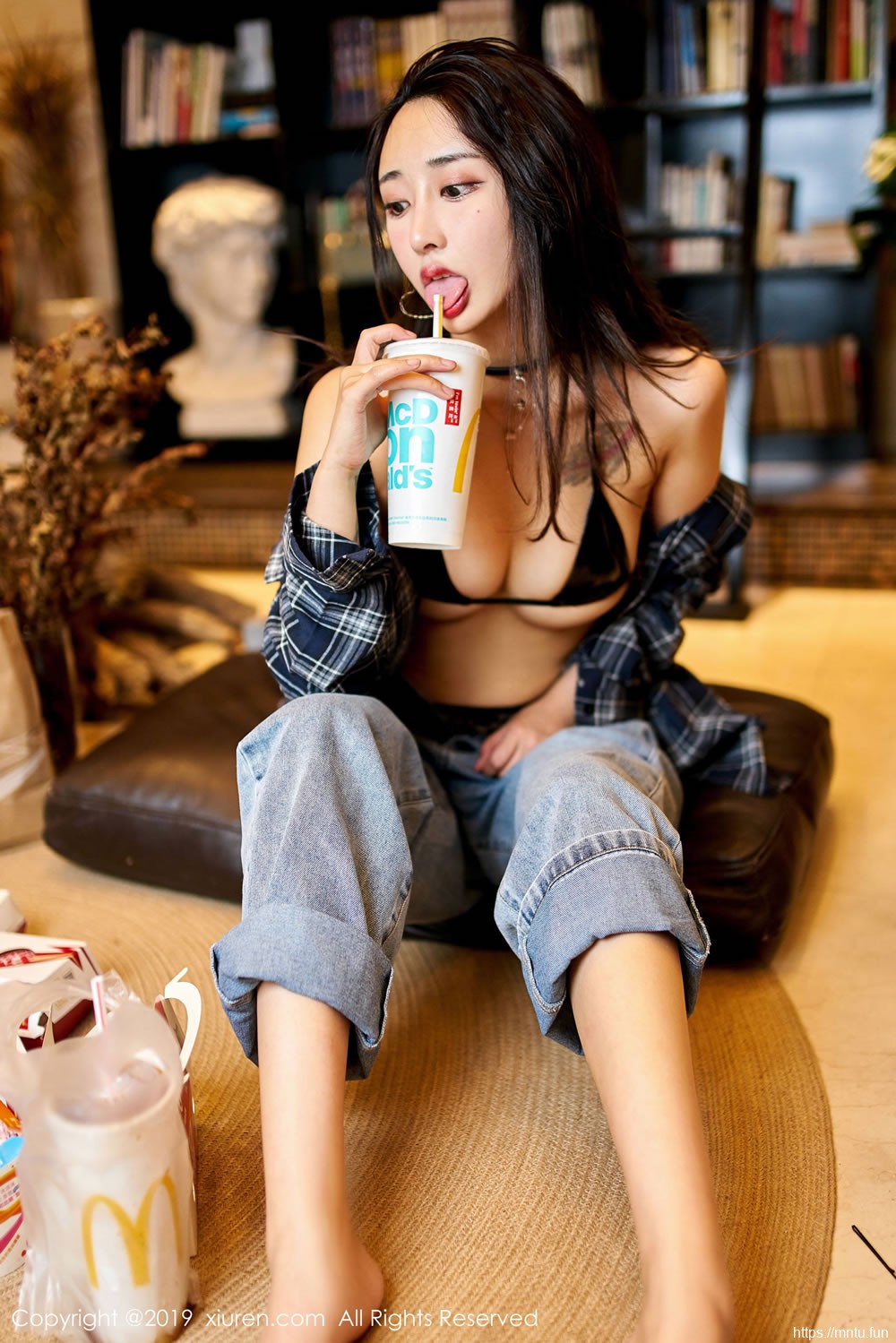 Betty林子欣《书架前内衣+牛仔裤的魅惑》 [秀人XIUREN] No.1847