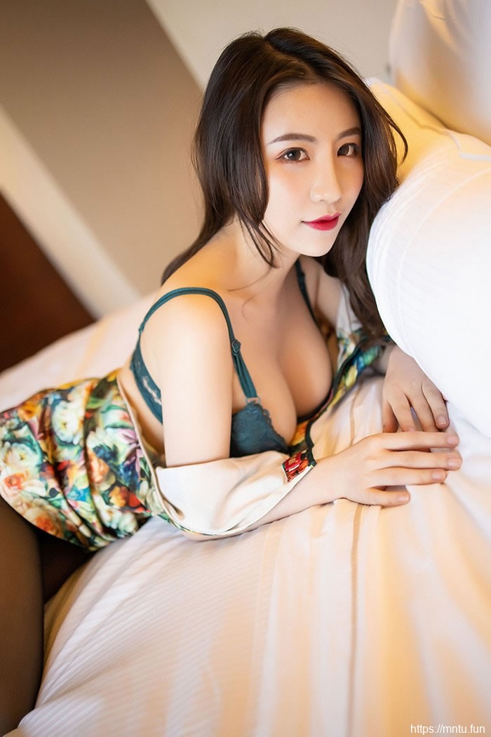 旗袍女神绯月樱黑丝玉腿撩拨你心