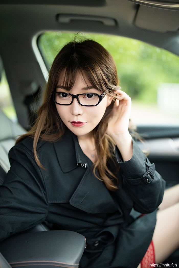 白领女郎芝芝野外热情秀美胸长腿