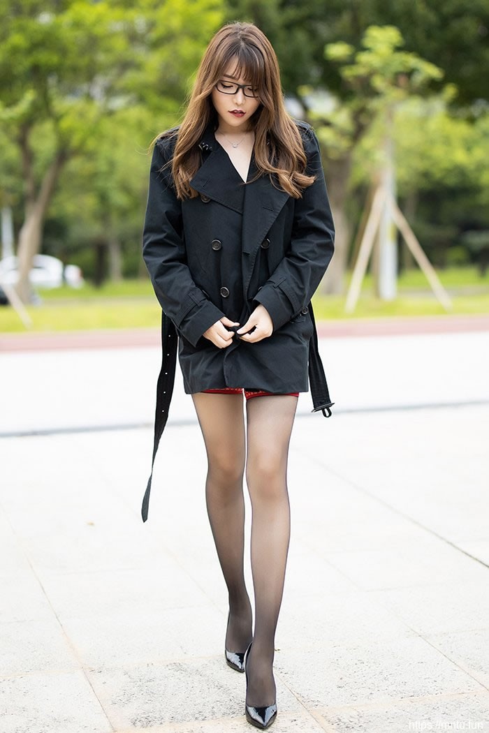 白领女郎芝芝野外热情秀美胸长腿