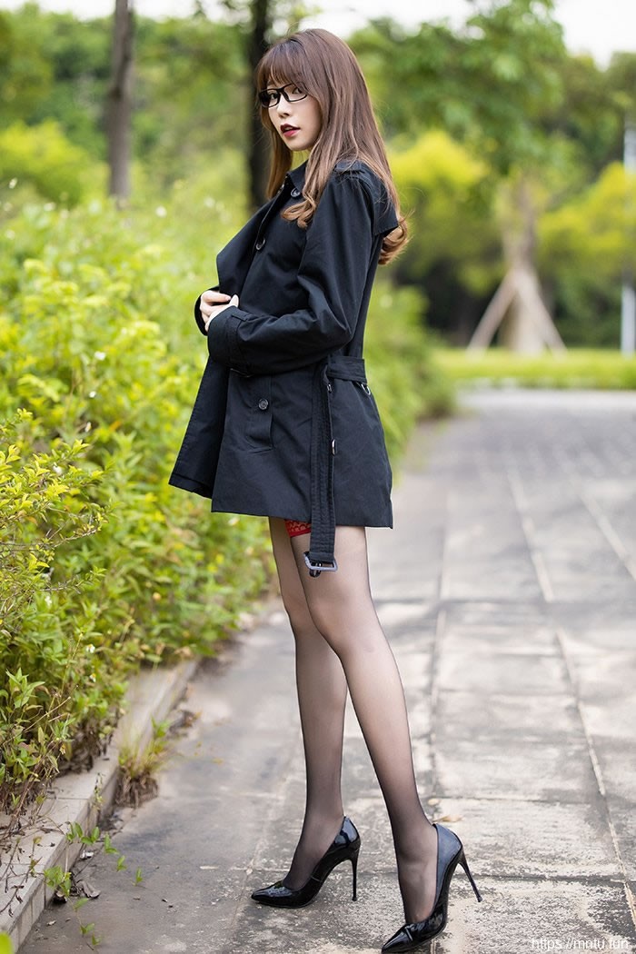 白领女郎芝芝野外热情秀美胸长腿