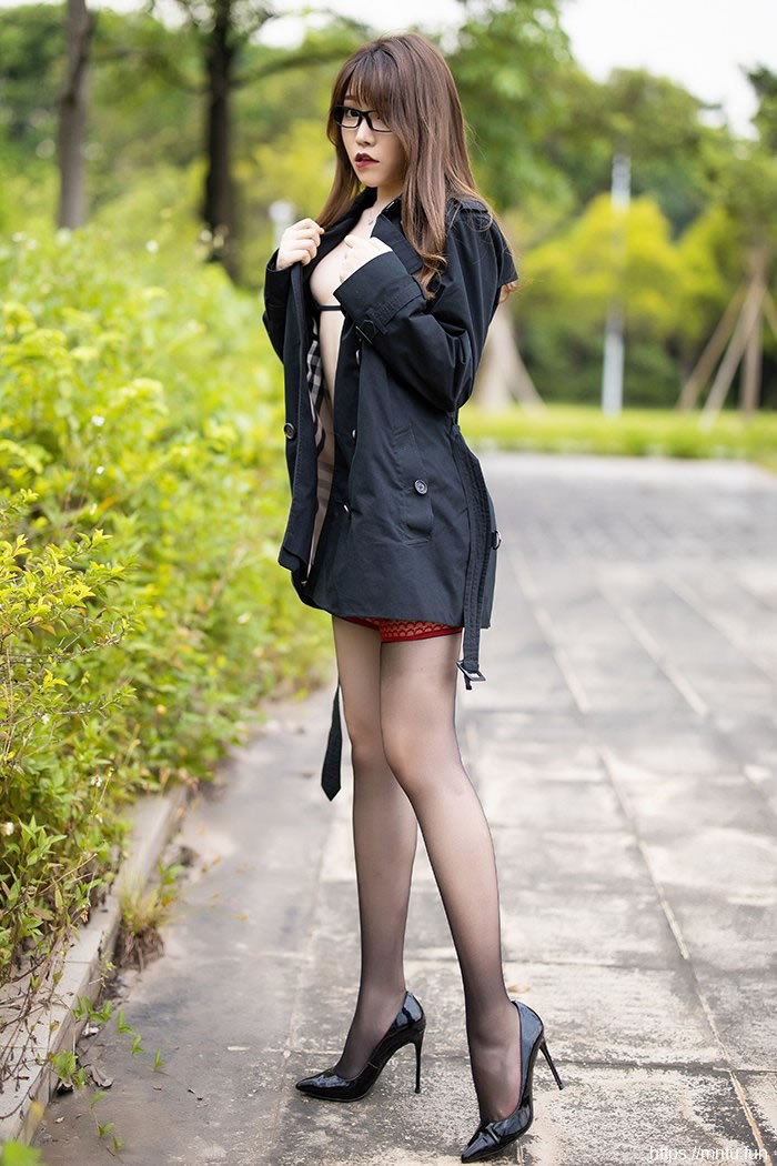 白领女郎芝芝野外热情秀美胸长腿