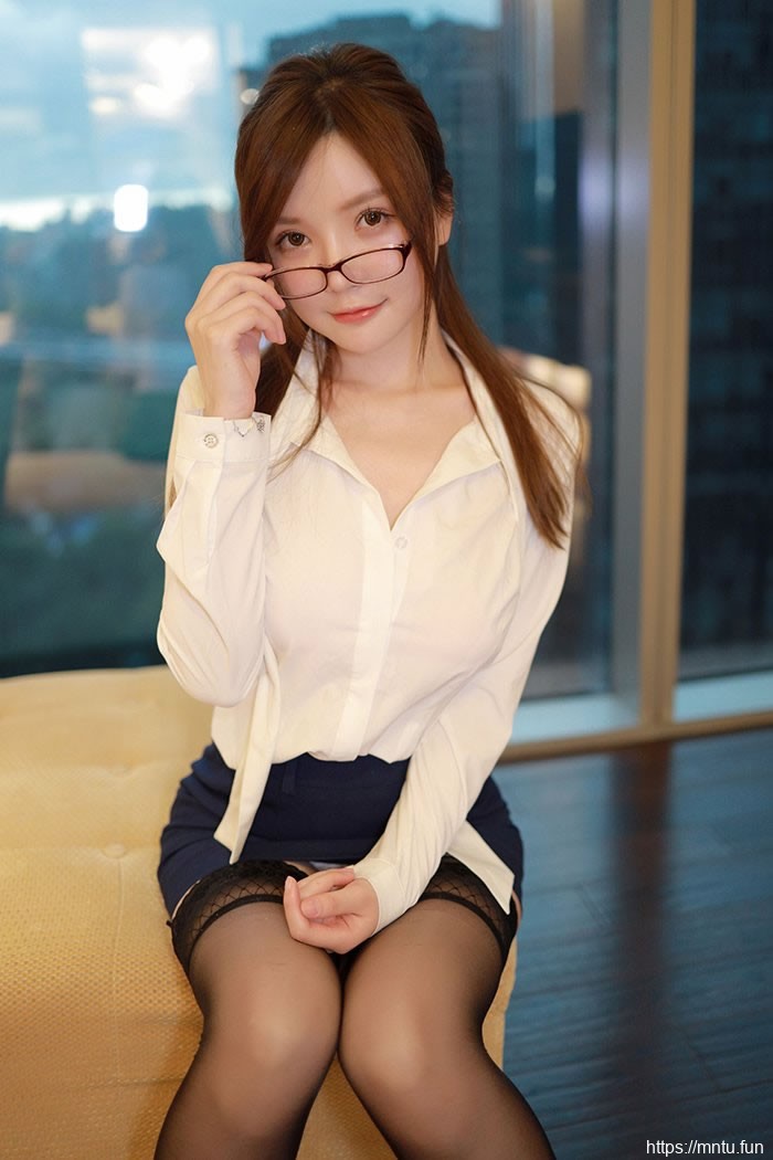 爆乳教员糯美子高腿美腿性感无比