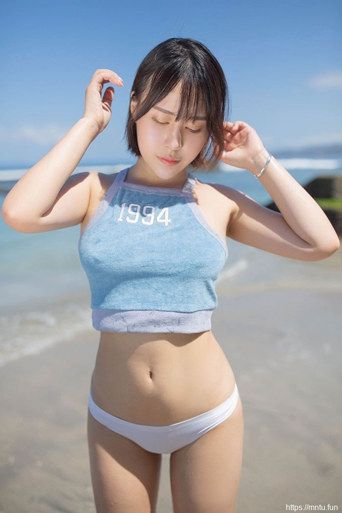 海边尤物艾莉白净香臀美乳引诱你