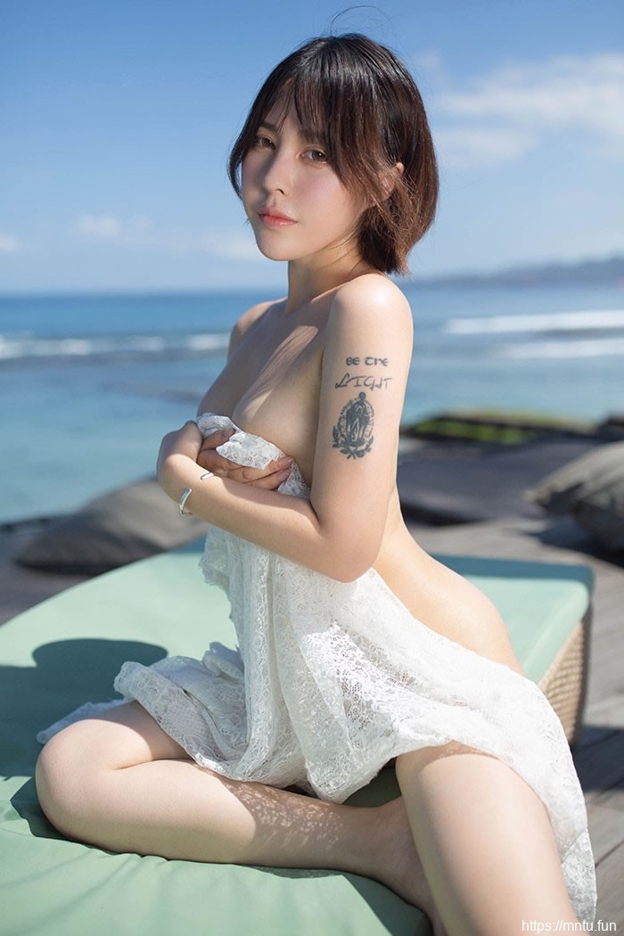 海边尤物艾莉白净香臀美乳引诱你