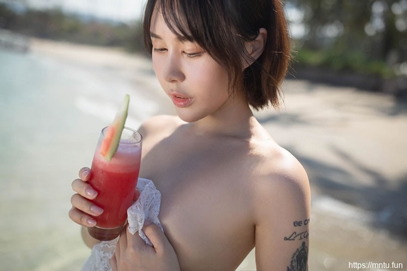 海边尤物艾莉白净香臀美乳引诱你