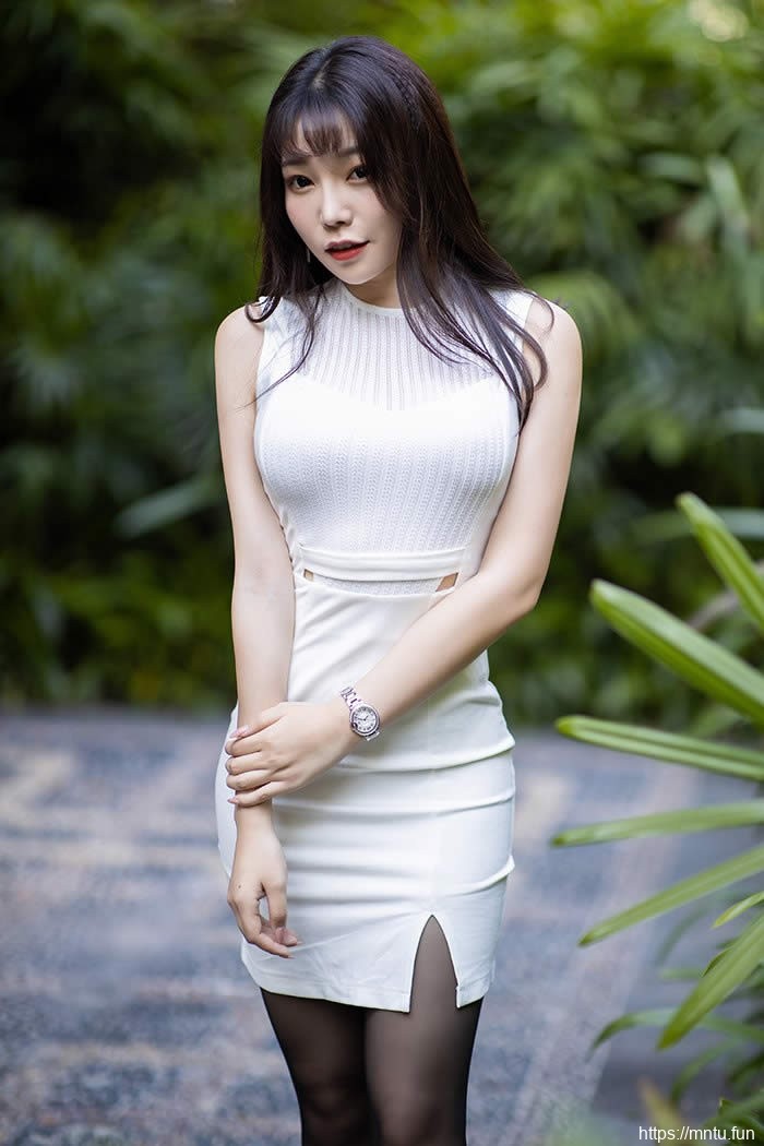 初级白领芝芝黑丝美长腿风骚撩人