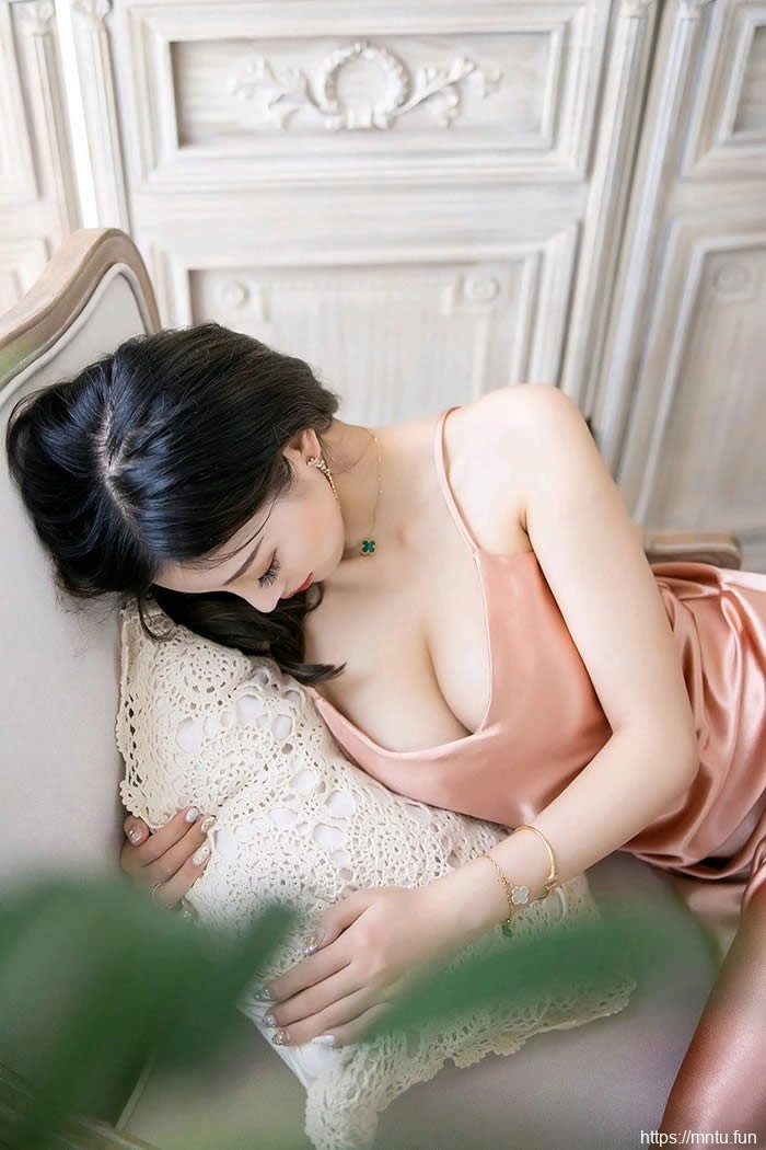 颜值女神杨晨晨人形奶牛举措撩拨