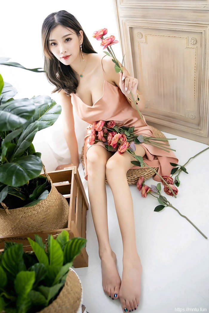 颜值女神杨晨晨人形奶牛举措撩拨