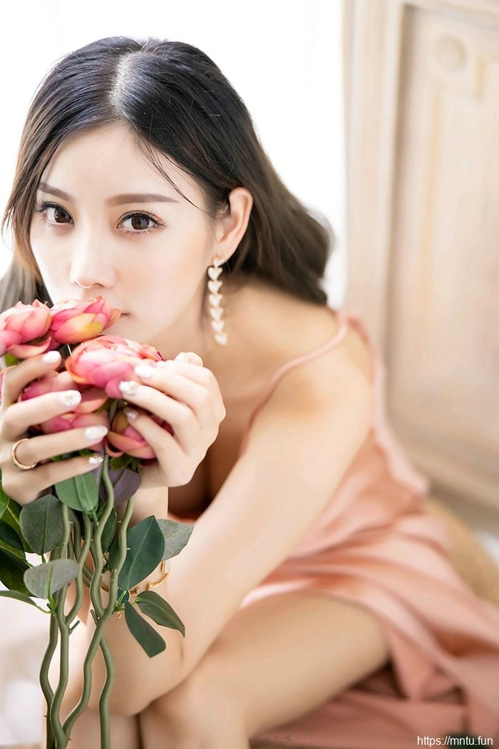 颜值女神杨晨晨人形奶牛举措撩拨