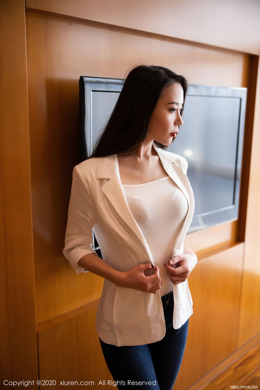 梦心月《牛仔裤美腿引诱》 [秀人XIUREN] No.1913