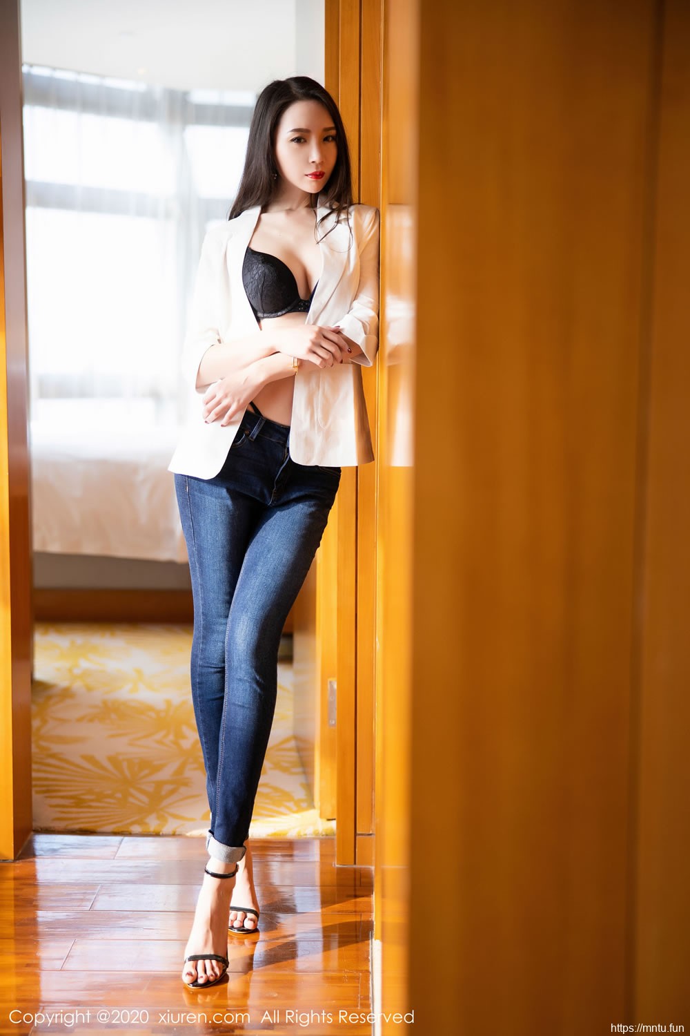 梦心月《牛仔裤美腿引诱》 [秀人XIUREN] No.1913