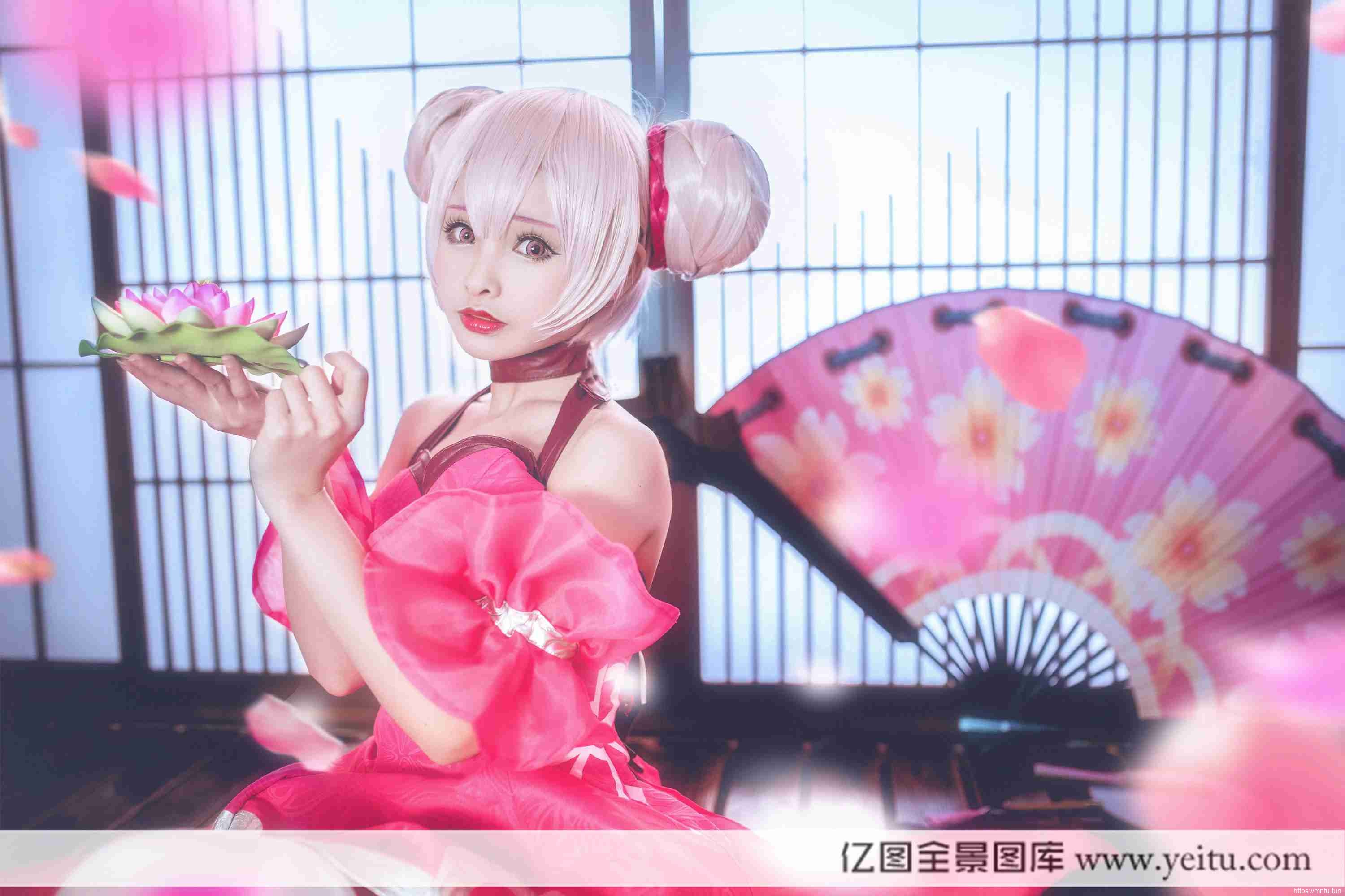 萌系美女先知吱吱吱COSPLAY王者荣耀小乔