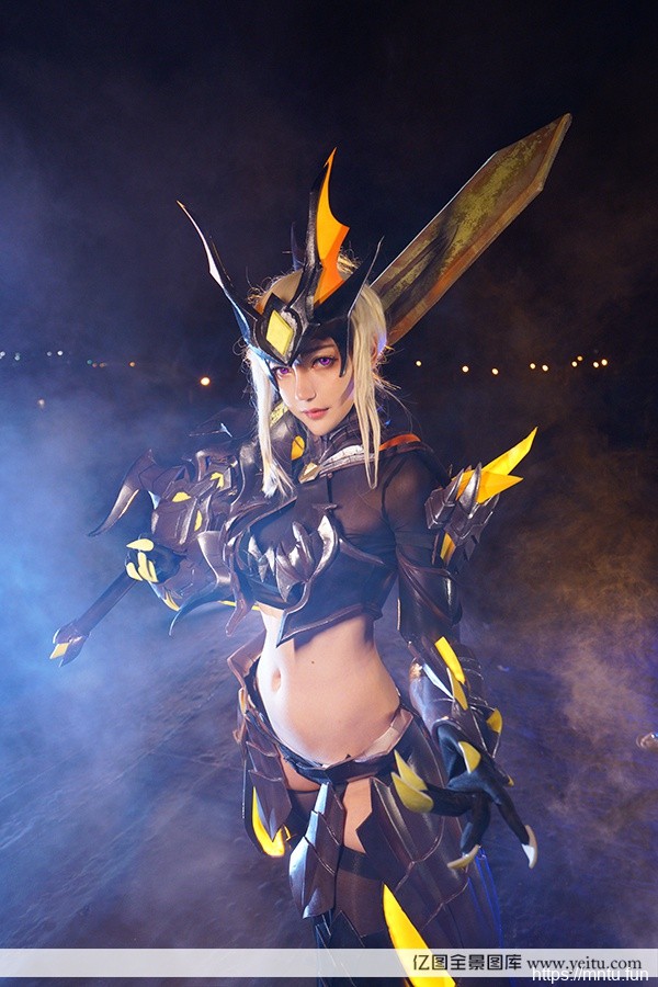 美女烬琉璃COSPLAY王者荣耀花木兰水晶猎龙者