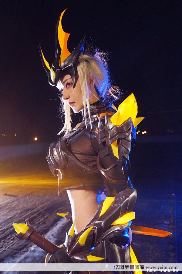 美女烬琉璃COSPLAY王者荣耀花木兰水晶猎龙者