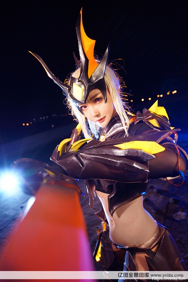 美女烬琉璃COSPLAY王者荣耀花木兰水晶猎龙者