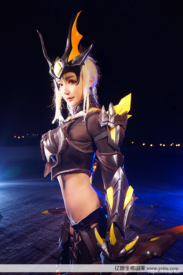 美女烬琉璃COSPLAY王者荣耀花木兰水晶猎龙者