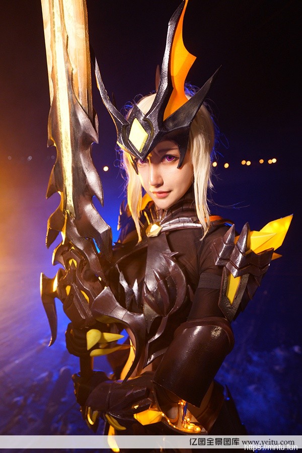 美女烬琉璃COSPLAY王者荣耀花木兰水晶猎龙者