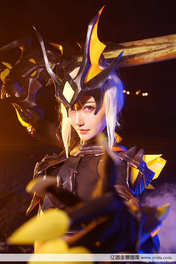 美女烬琉璃COSPLAY王者荣耀花木兰水晶猎龙者