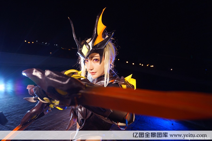 美女烬琉璃COSPLAY王者荣耀花木兰水晶猎龙者