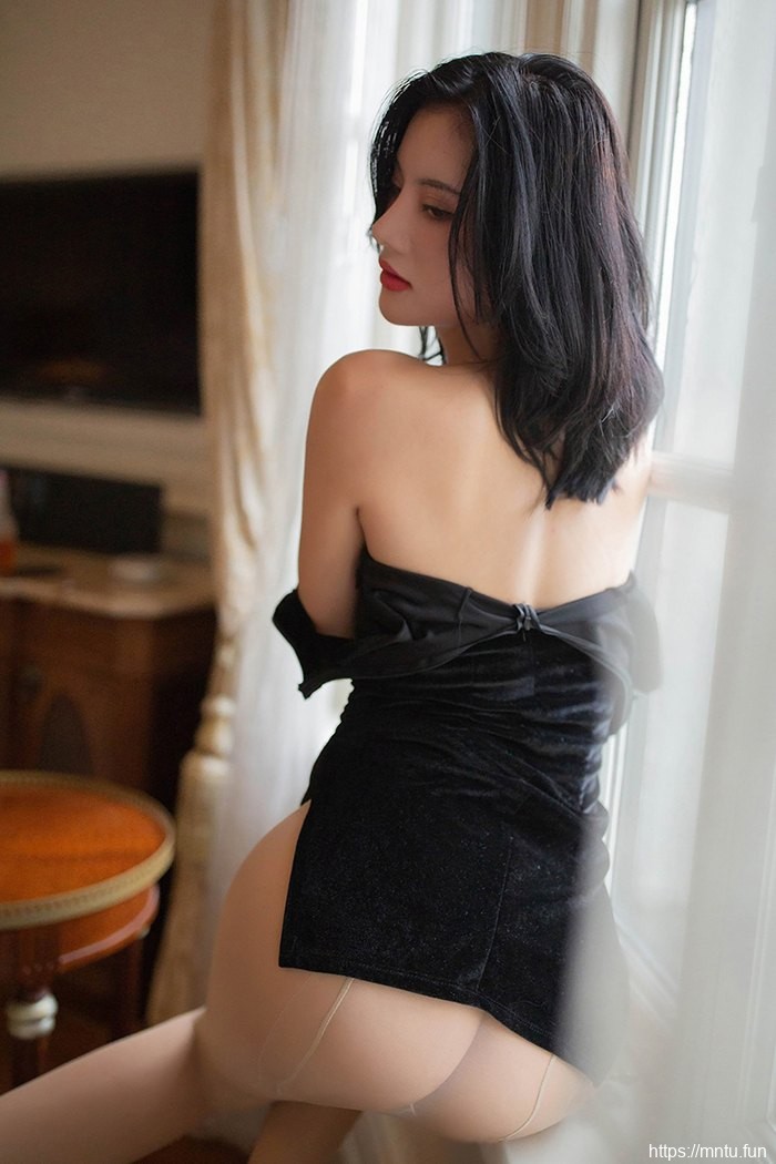 高跟美少妇阿朱旗袍肉丝坐姿撩人