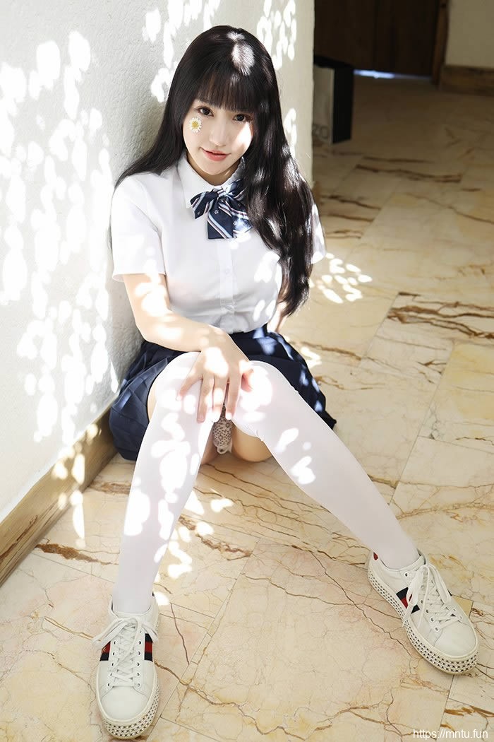 巨乳学妹朱可儿撩裙秀腿激萌十足