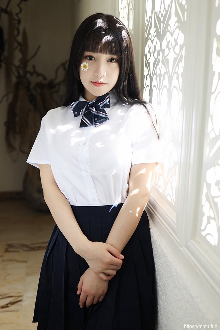 巨乳学妹朱可儿撩裙秀腿激萌十足