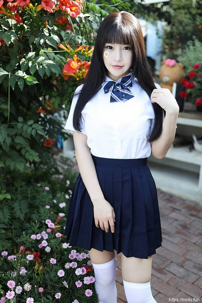 巨乳学妹朱可儿撩裙秀腿激萌十足