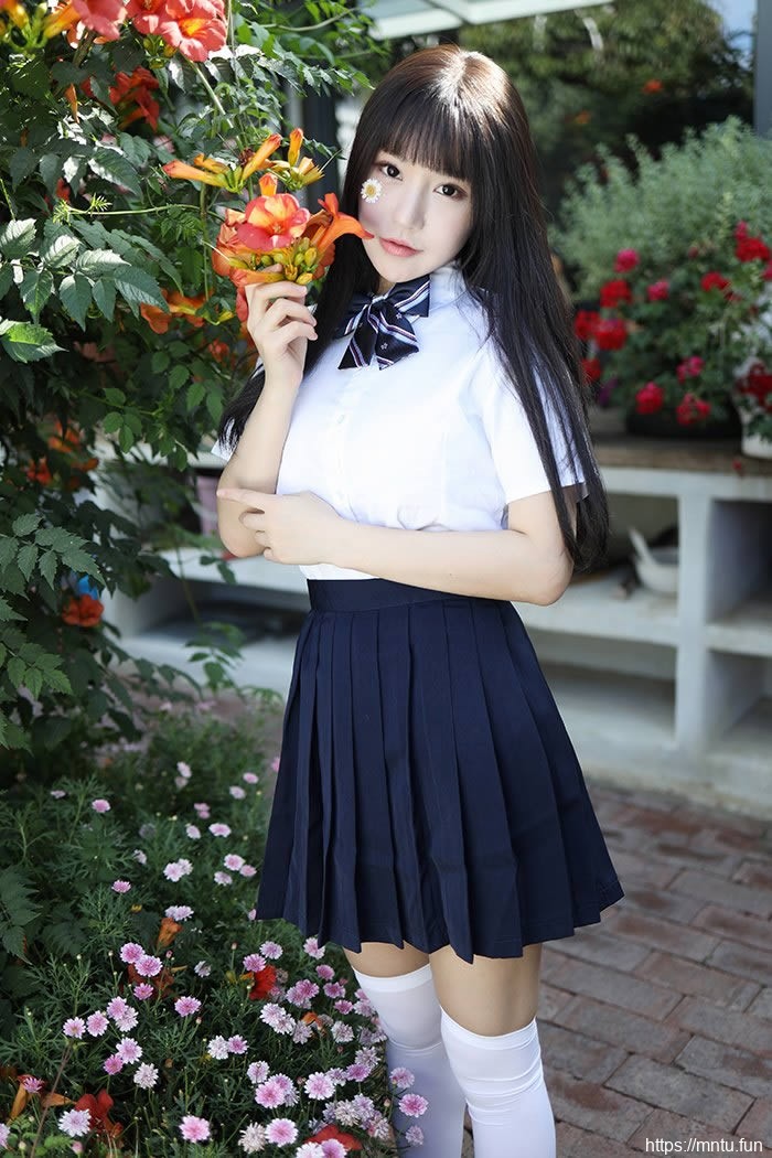 巨乳学妹朱可儿撩裙秀腿激萌十足