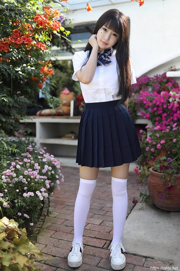 巨乳学妹朱可儿撩裙秀腿激萌十足