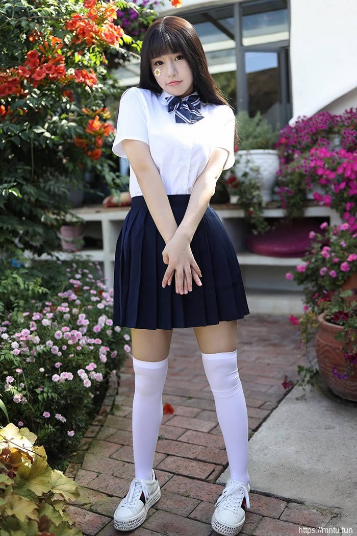 巨乳学妹朱可儿撩裙秀腿激萌十足