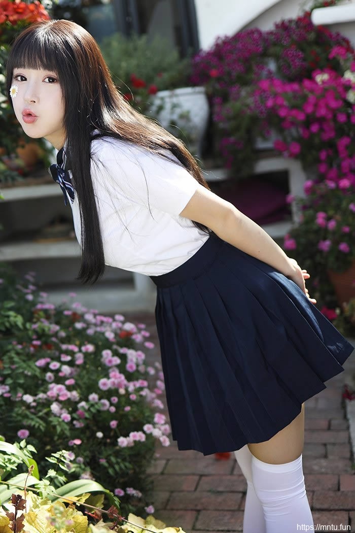 巨乳学妹朱可儿撩裙秀腿激萌十足