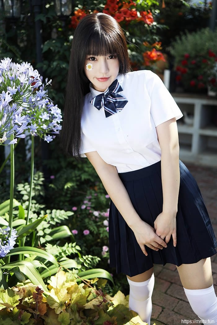 巨乳学妹朱可儿撩裙秀腿激萌十足