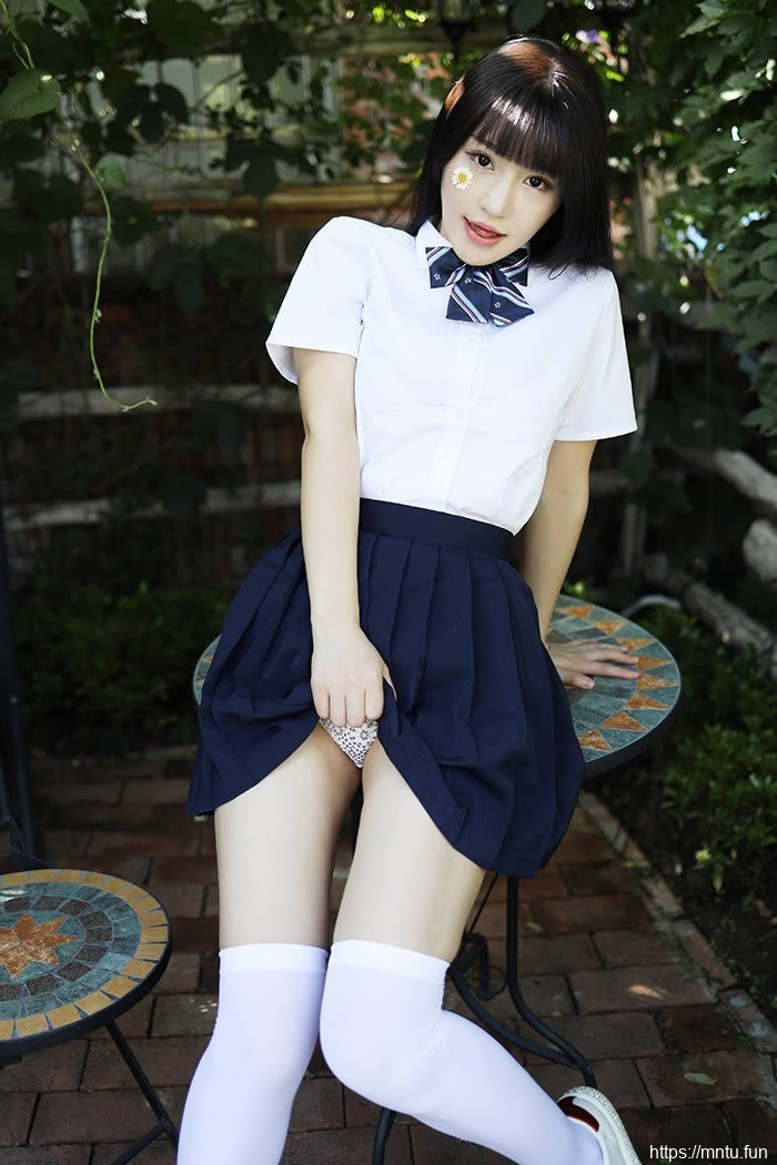 巨乳学妹朱可儿撩裙秀腿激萌十足